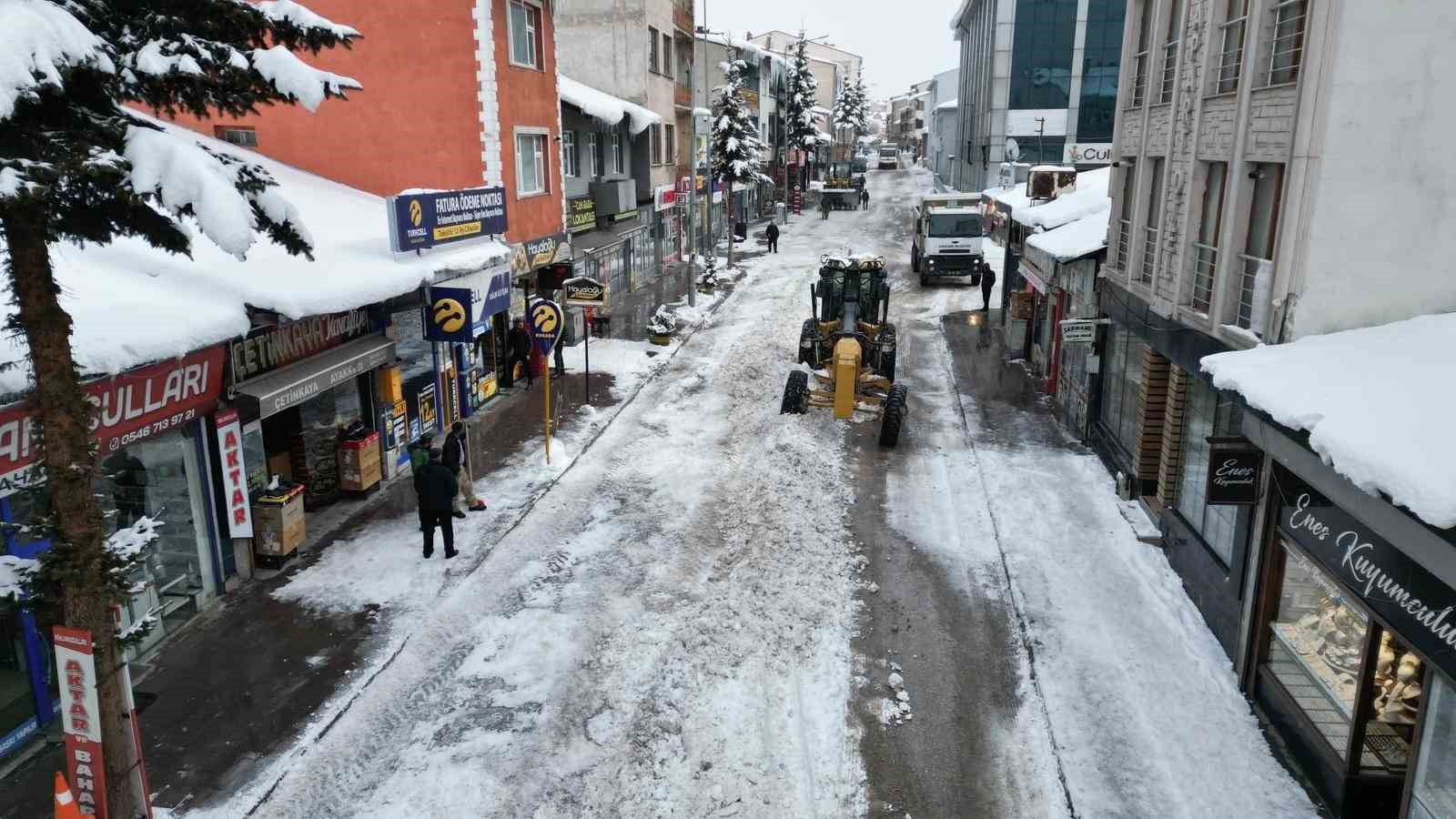 sarikamista beyaz mesai 600 kamyon kar sehir disina tasindi 3 IrHyQJ2P