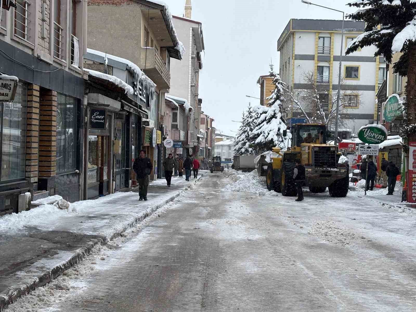 sarikamista beyaz mesai 600 kamyon kar sehir disina tasindi 4 hpCZBHIJ