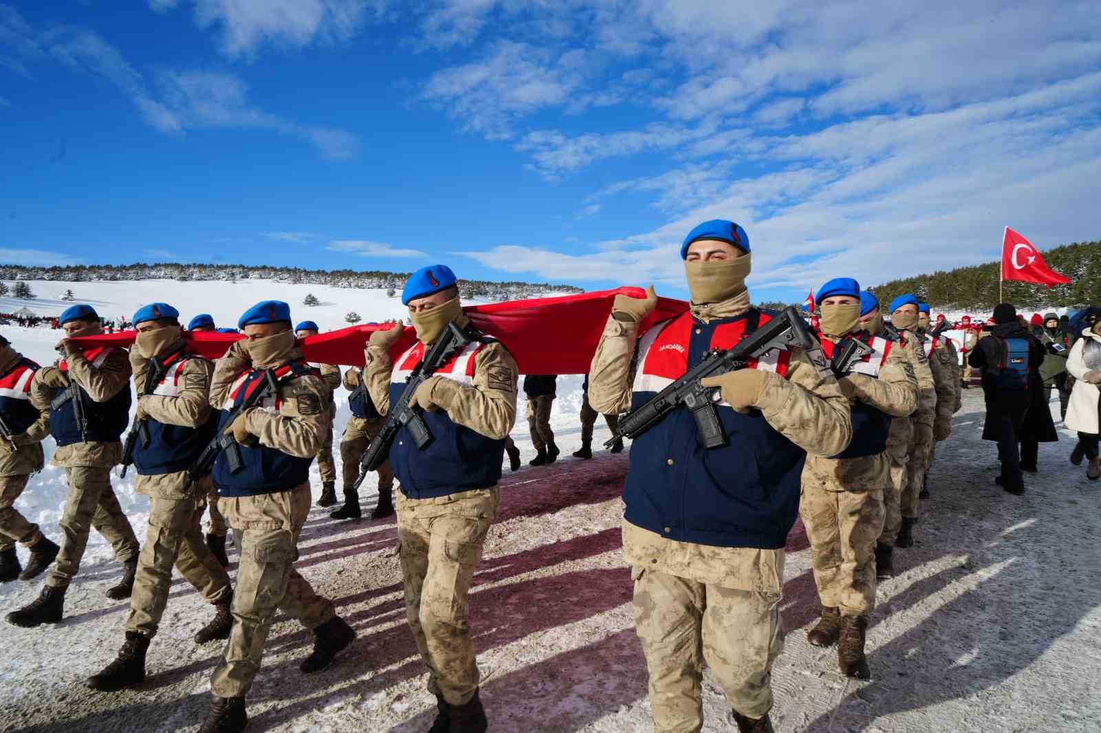 Sarıkamış’ta binler "Bu toprakta izin var" diyerek şehitlerin izinde yürüdü 16 sarikamista binler bu toprakta izin var diyerek sehitlerin izinde yurudu 12 laMHedXz