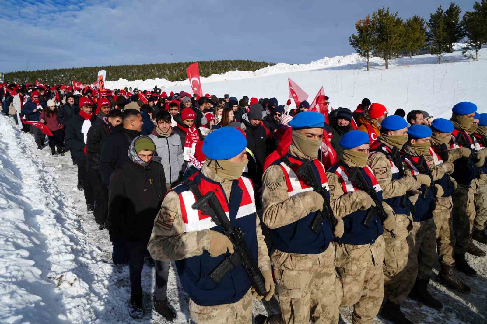 Sarıkamış’ta binler "Bu toprakta izin var" diyerek şehitlerin izinde yürüdü 18 sarikamista binler bu toprakta izin var diyerek sehitlerin izinde yurudu 14