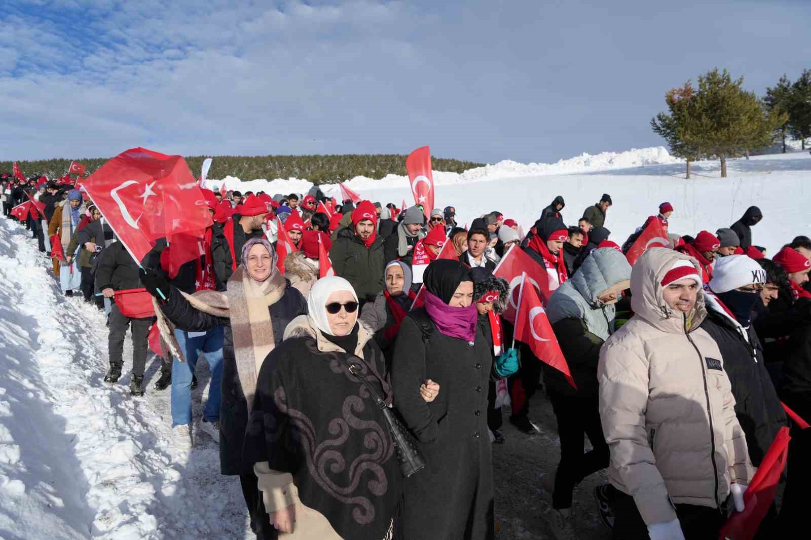Sarıkamış’ta binler "Bu toprakta izin var" diyerek şehitlerin izinde yürüdü 20 sarikamista binler bu toprakta izin var diyerek sehitlerin izinde yurudu 16 Ra42mc96
