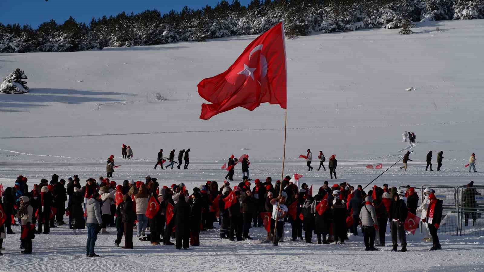 Sarıkamış’ta binler "Bu toprakta izin var" diyerek şehitlerin izinde yürüdü 31 sarikamista binler bu toprakta izin var diyerek sehitlerin izinde yurudu 27 dLSwB1mK