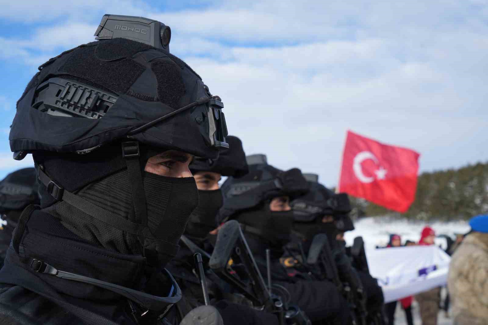 Sarıkamış’ta binler "Bu toprakta izin var" diyerek şehitlerin izinde yürüdü 7 sarikamista binler bu toprakta izin var diyerek sehitlerin izinde yurudu 3 Qif7ZITe