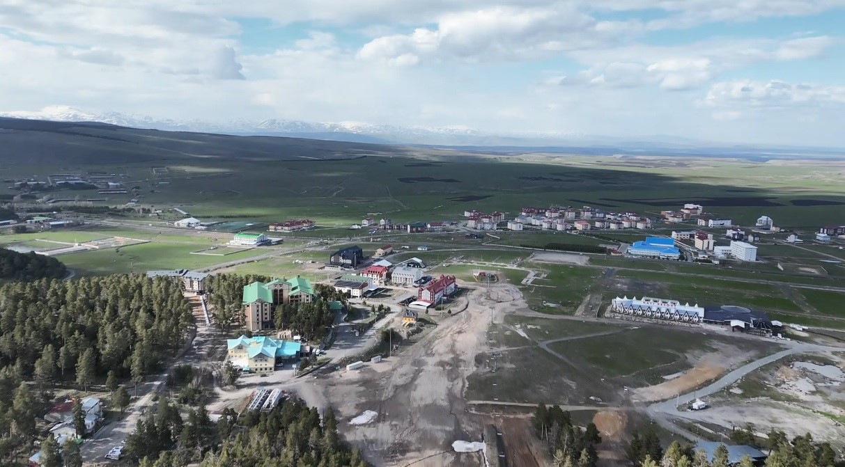 sarikamista kar bereketi kayak sezonu nisan sonuna kadar uzadi turizmcilerin yuzu guldu 2 2FFSaMTn