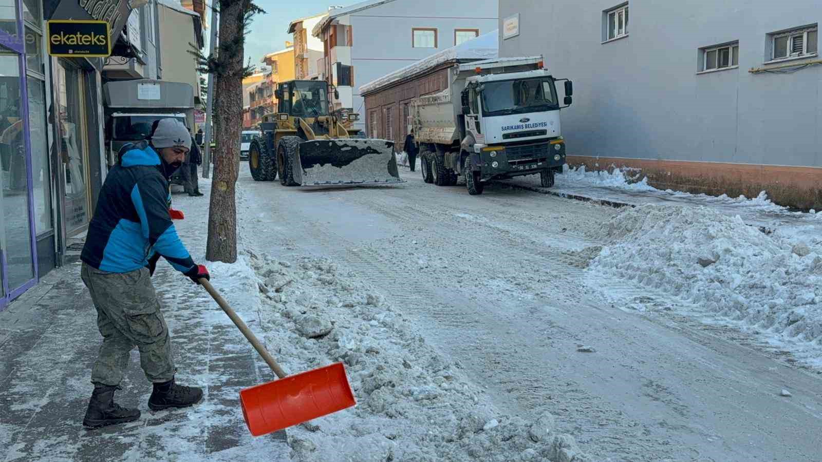 sarikamista kar seferberligi ilce merkezinden 600 kamyon kar tasindi 2 43DEu9em