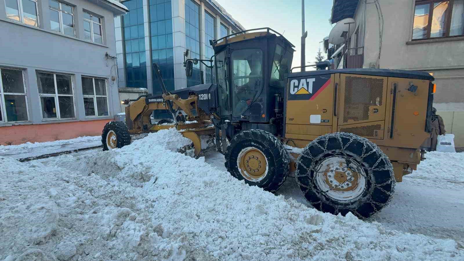 sarikamista kar seferberligi ilce merkezinden 600 kamyon kar tasindi 3 wQDlq2zy