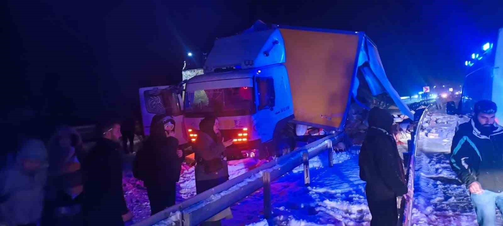 Sarıkamış’ta otobüs kamyona çarpı: 9 yaralı 4 sarikamista otobus kamyona carpi 9 yarali 0 83ILSeHS