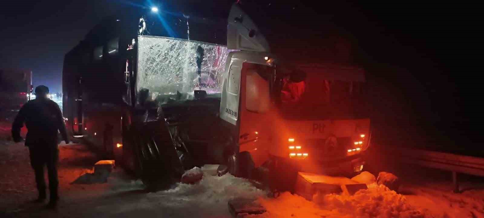 Sarıkamış’ta otobüs kamyona çarpı: 9 yaralı 5 sarikamista otobus kamyona carpi 9 yarali 1 WOTaZmHH