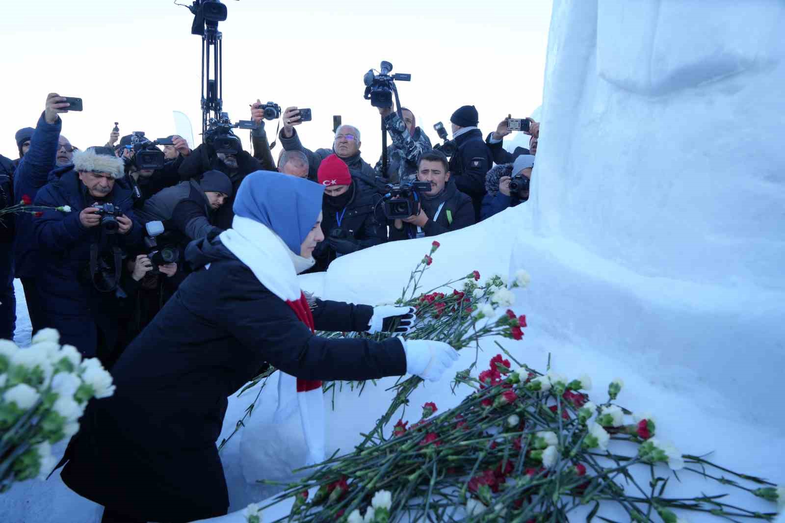 sarikamista sehitler anisina kardan heykeller acildi 7 CACUvSr3