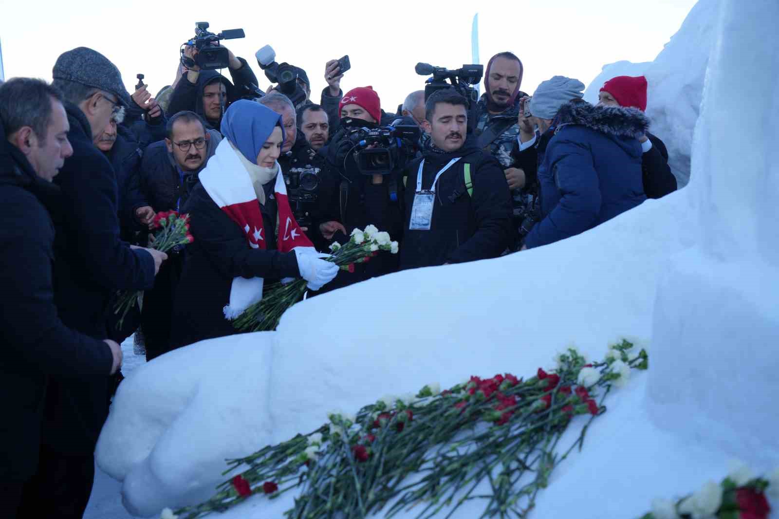 sarikamista sehitler anisina kardan heykeller acildi 8