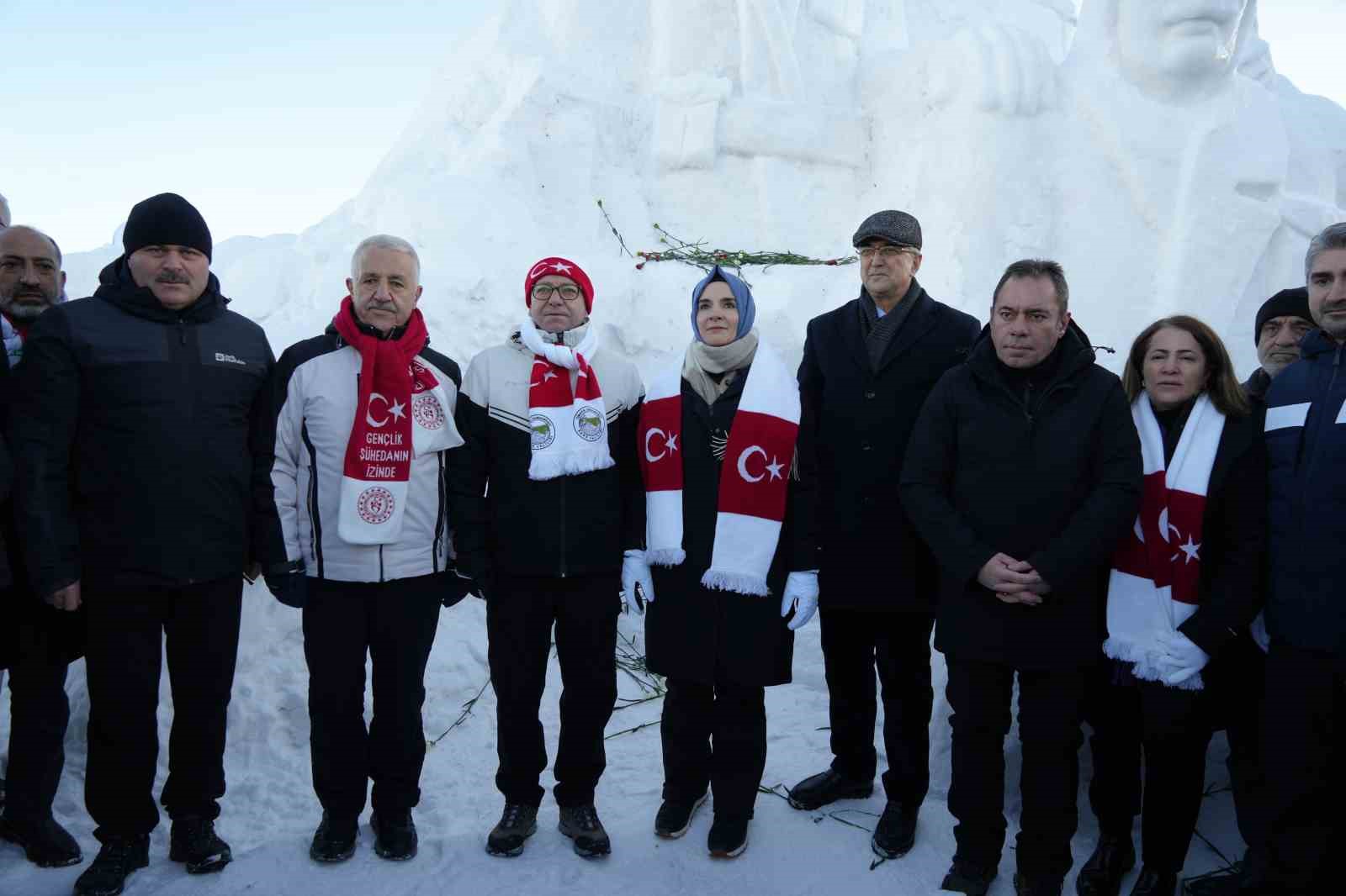 sarikamista sehitler anisina kardan heykeller acildi 9