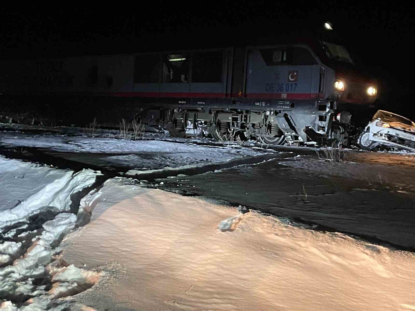 sarikamista yuk treni otomobile carpti 1 yarali 1 FOiFmVK8