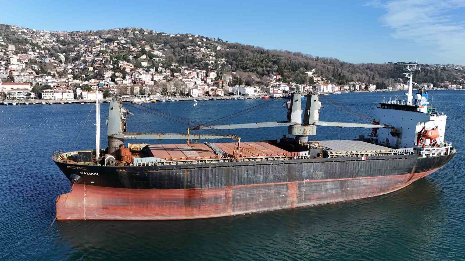 sariyer aciklarinda kurtarildiktan sonra istanbul bogazinda savrulan gemi kurtarildi 3