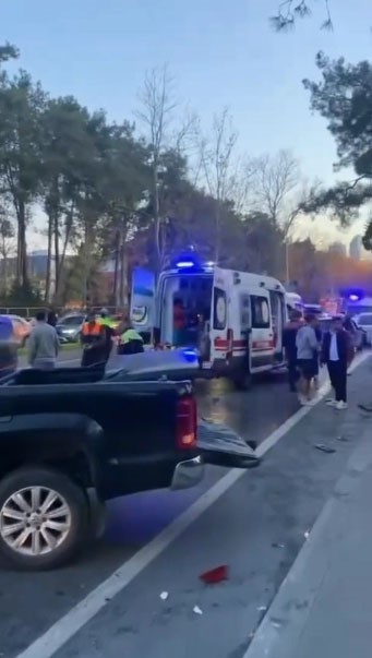 sariyerde 17 yasindaki ehliyetsiz surucu kaza yapti 2si cocuk 3 yarali 4 cIWSGZiG