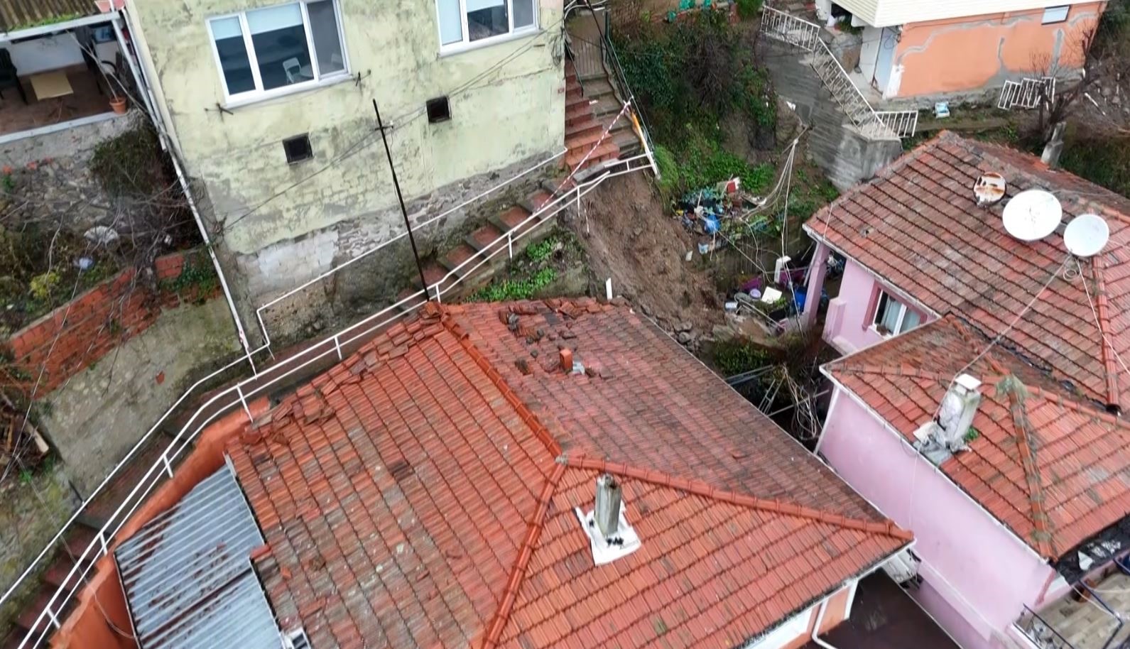 sariyerde 4 binadaki 31 vatandas tahliye edildi coken merdiven havadan goruntulendi 0 uenDpnmK