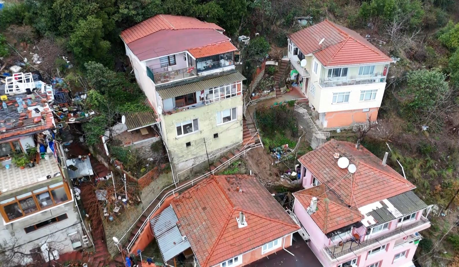 sariyerde 4 binadaki 31 vatandas tahliye edildi coken merdiven havadan goruntulendi 1 8aLhVDYC