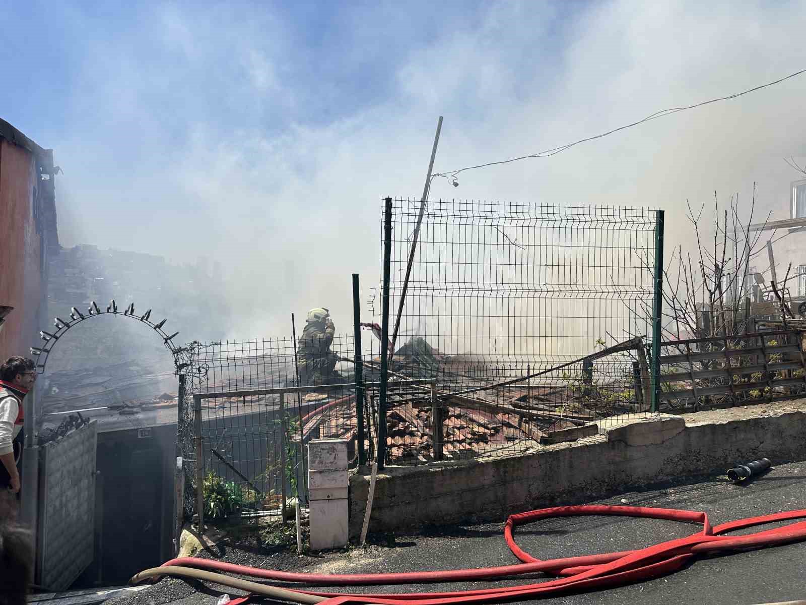sariyerde alev alev yanan gecekondu kullanilamaz hale geldi 2