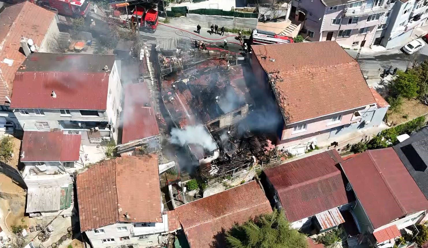 sariyerde alev alev yanan gecekondu kullanilamaz hale geldi 3 JkdNsd1U