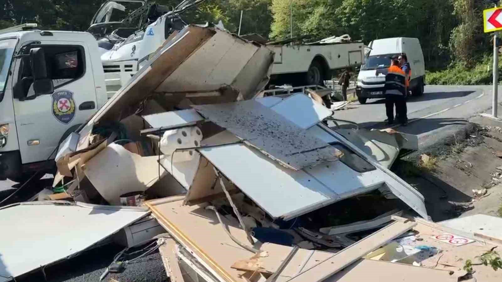 sariyerde bariyerlere carpan karavan paramparca oldu surucu hayatini kaybetti 0 sT5wuMHV