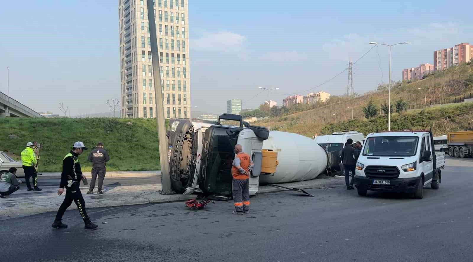 Sarıyer’de beton mikseri arkasındaki boş öğrenci servisine çarparak devrildi 4 sariyerde beton mikseri arkasindaki bos ogrenci servisine carparak devrildi 0