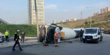 sariyerde-beton-mikseri-arkasindaki-bos-ogrenci-servisine-carparak-devrildi-PJjaqkdW.jpg