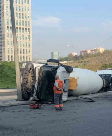 sariyerde-beton-mikseri-arkasindaki-bos-ogrenci-servisine-carparak-devrildi-PJjaqkdW.jpg