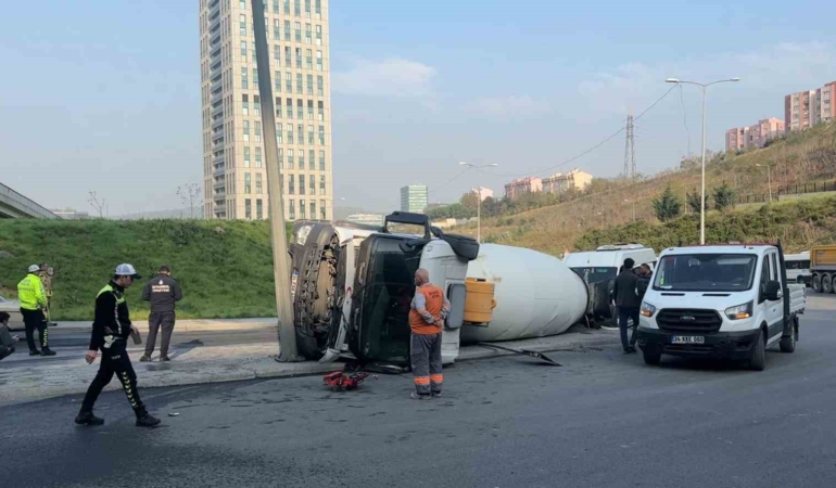 sariyerde-beton-mikseri-arkasindaki-bos-ogrenci-servisine-carparak-devrildi-PJjaqkdW.jpg