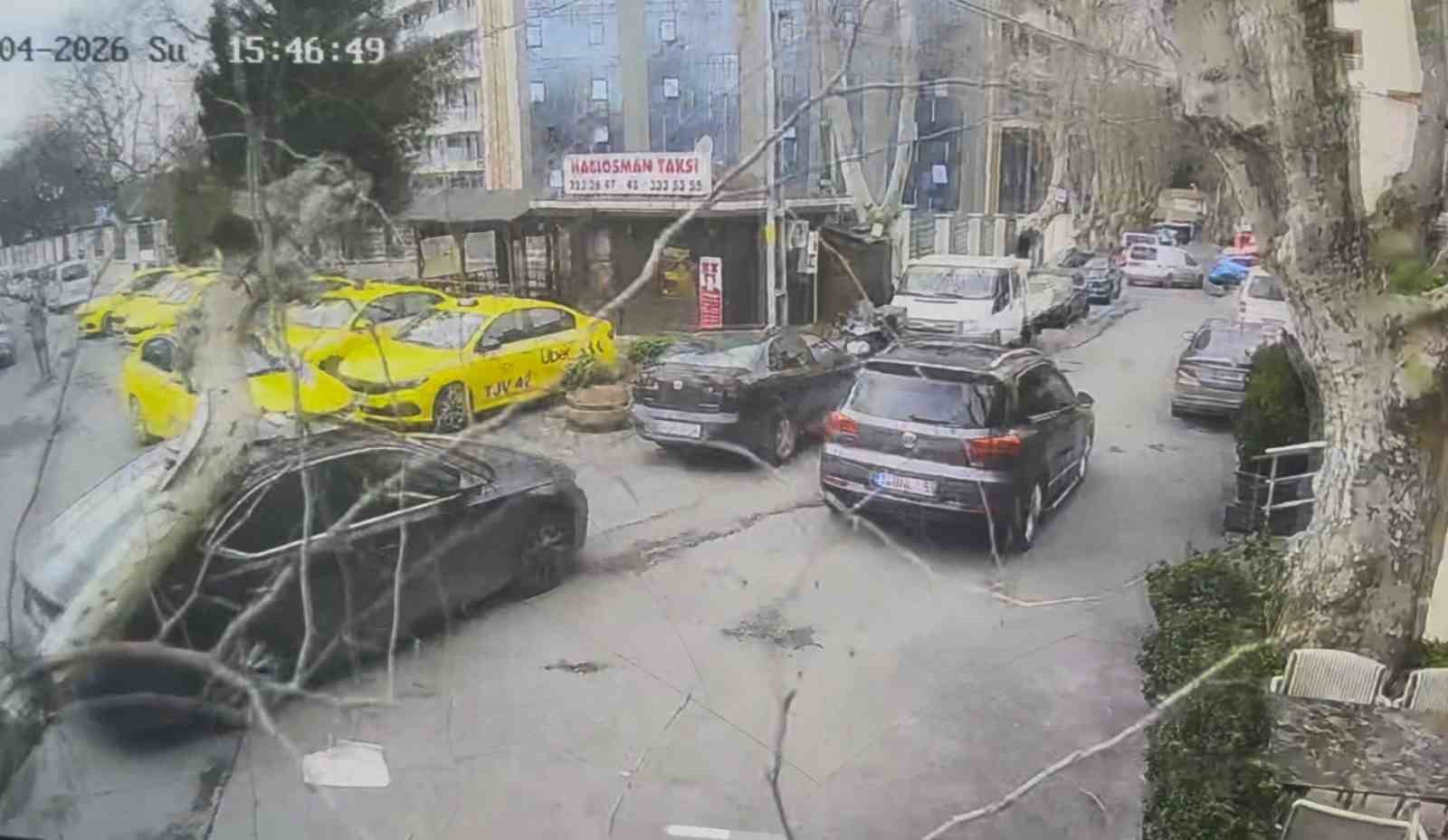 sariyerde cinar agaci otomobilin uzerine devrildi o anlar kamerada 0 UrpXThcR