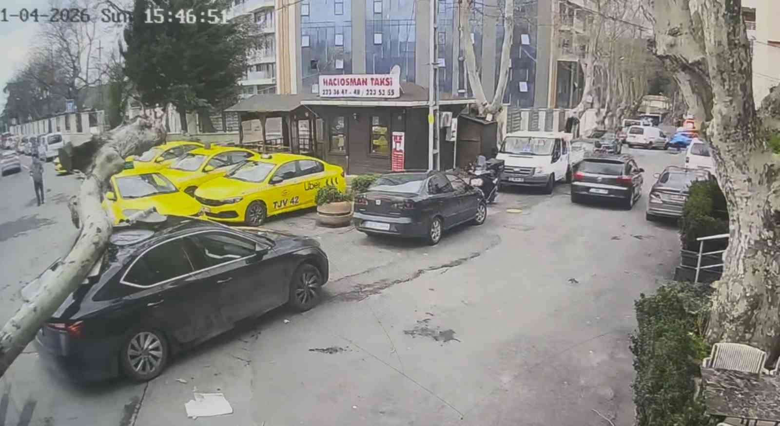sariyerde cinar agaci otomobilin uzerine devrildi o anlar kamerada 1 p25Kc2Fr