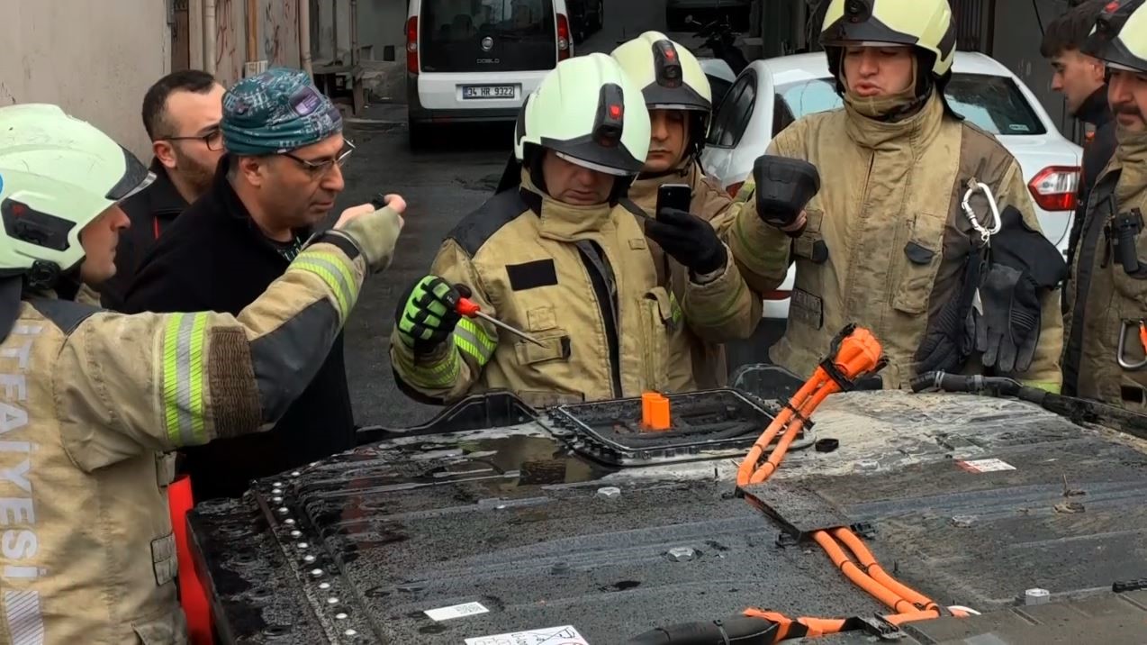 sariyerde elektrikli aracin bataryasinda yasanan parlama kamerada 1 L6tyYCjA