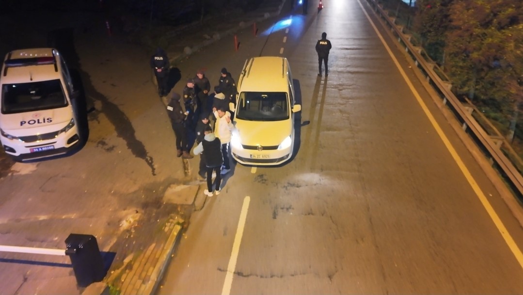 sariyerde emniyet ekiplerinden yilbasi denetimi aranmasi bulunan 6 kisi yakalandi 1 Yagzd1JW