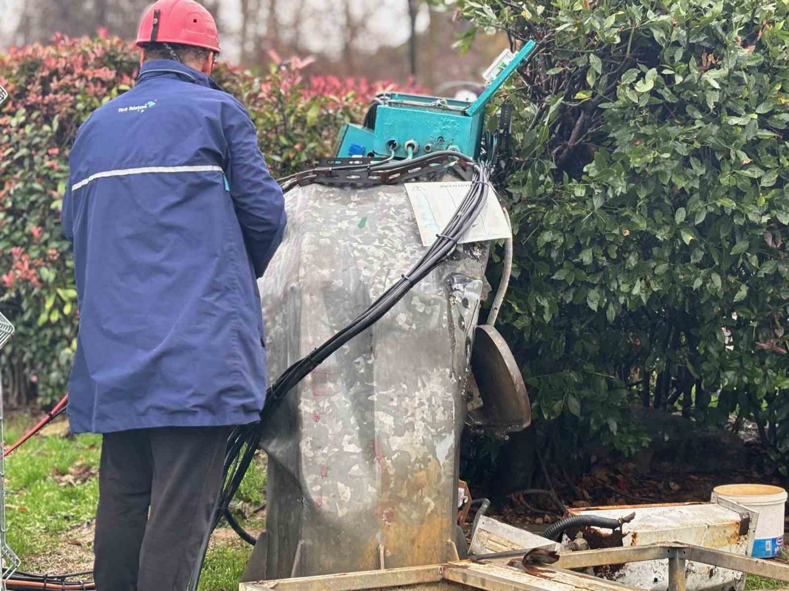 sariyerde firtina etkili oldu baz istasyonu ve agac devrildi 0 epCchGfm