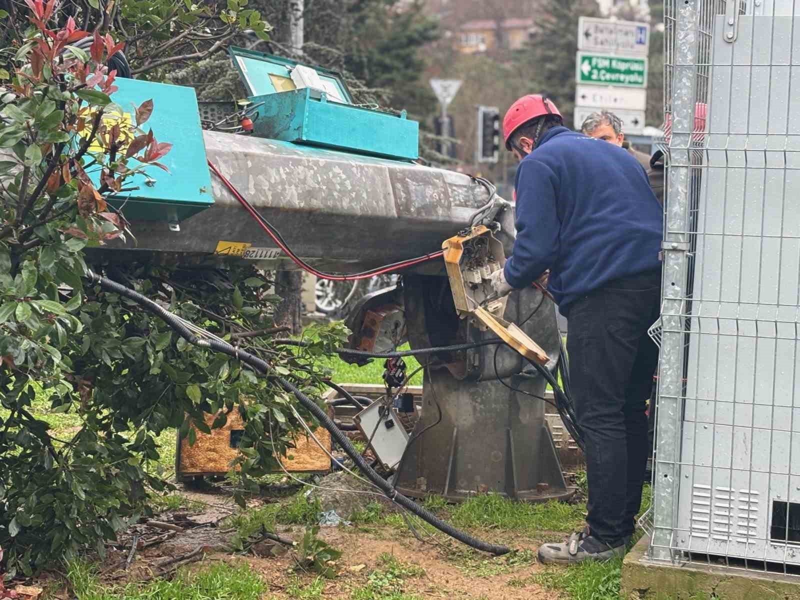 sariyerde firtina etkili oldu baz istasyonu ve agac devrildi 1 nEr3PdQg