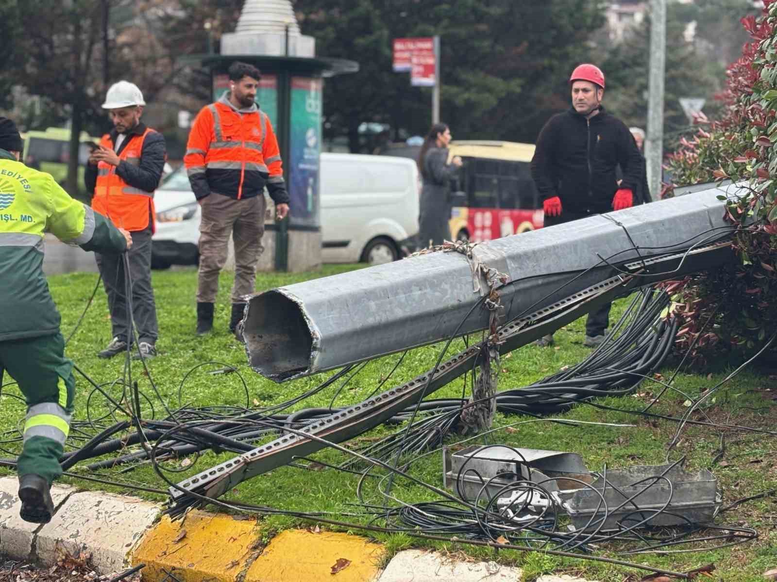 sariyerde firtina etkili oldu baz istasyonu ve agac devrildi 3 Bly3mFAJ