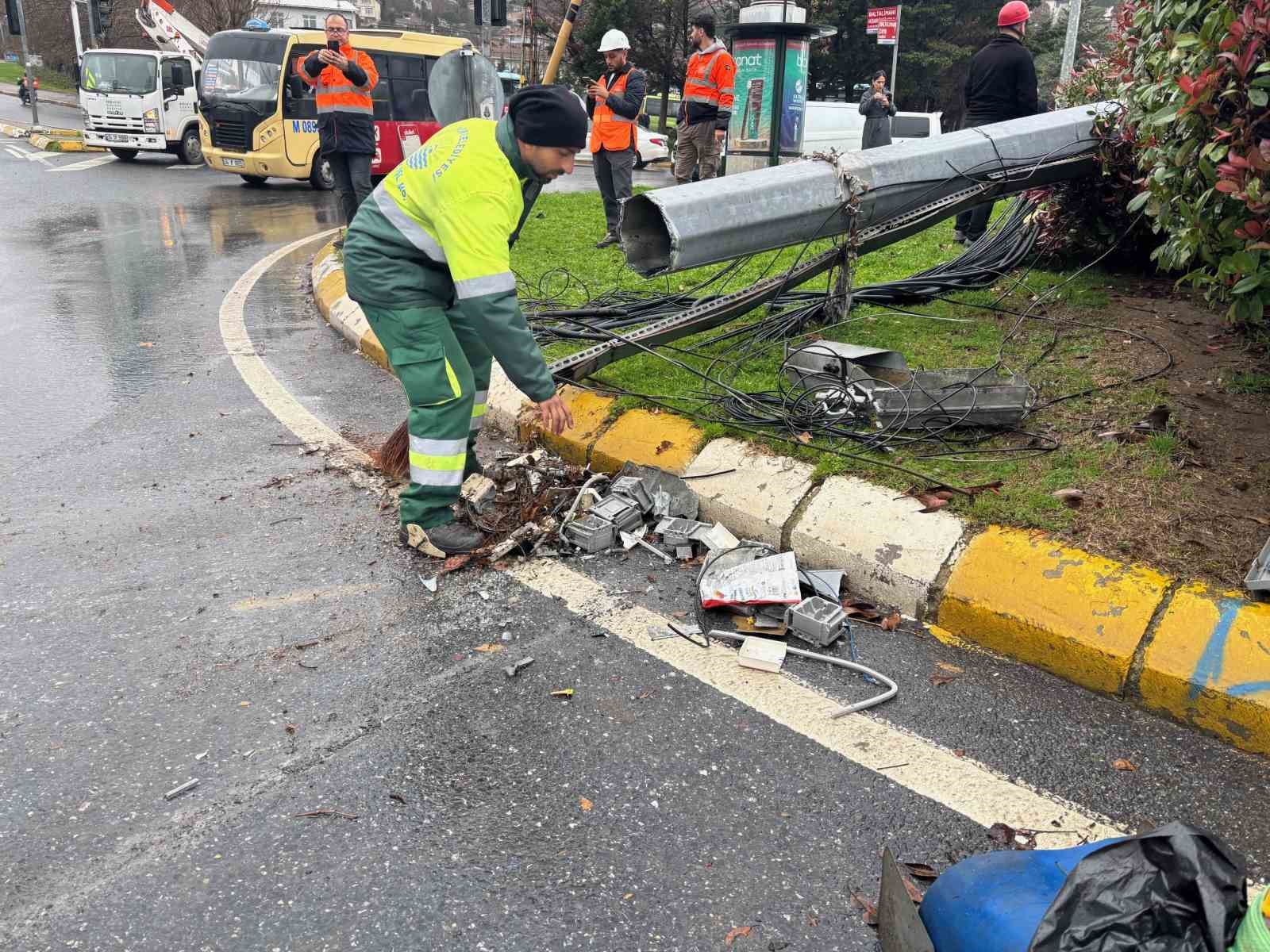 sariyerde firtina etkili oldu baz istasyonu ve agac devrildi 6 h1Ti2qFu