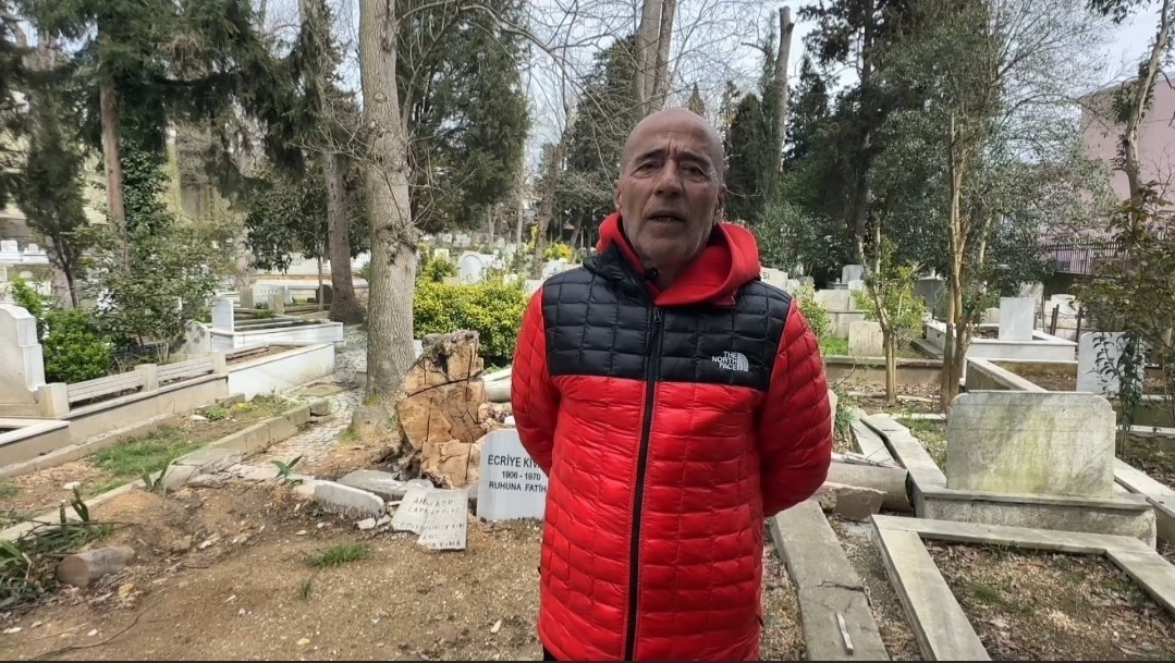 sariyerde firtinada devrilen agaclar mezarlara zarar verdi vatandaslar magdur oldu 0 dCidIWgz