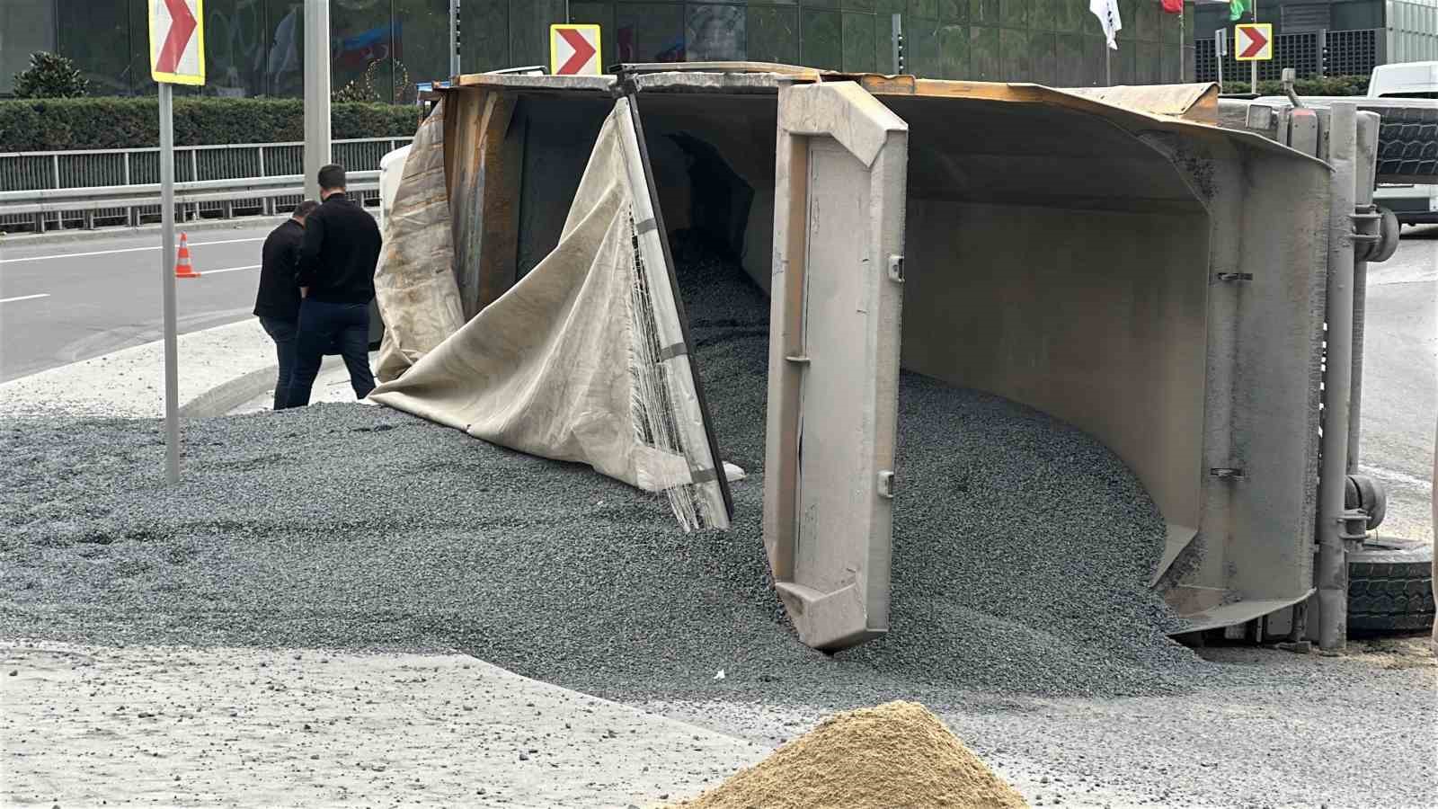 sariyerde hafriyat kamyonu devrildi surucu yaralandi 1 vPCJpPER