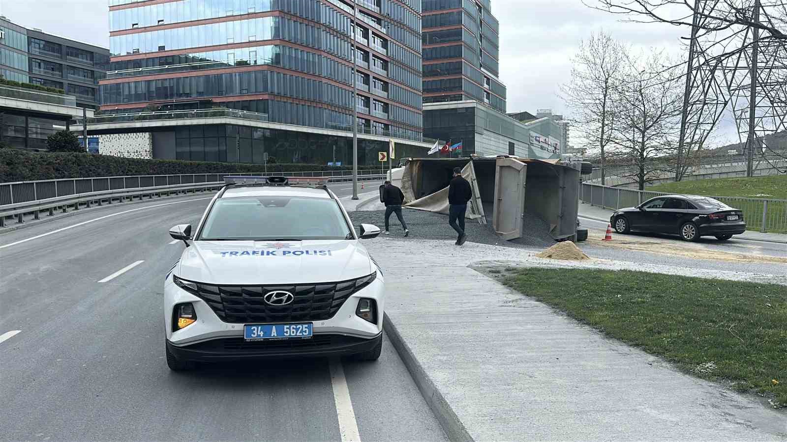 sariyerde hafriyat kamyonu devrildi surucu yaralandi 2 pVrINFIM