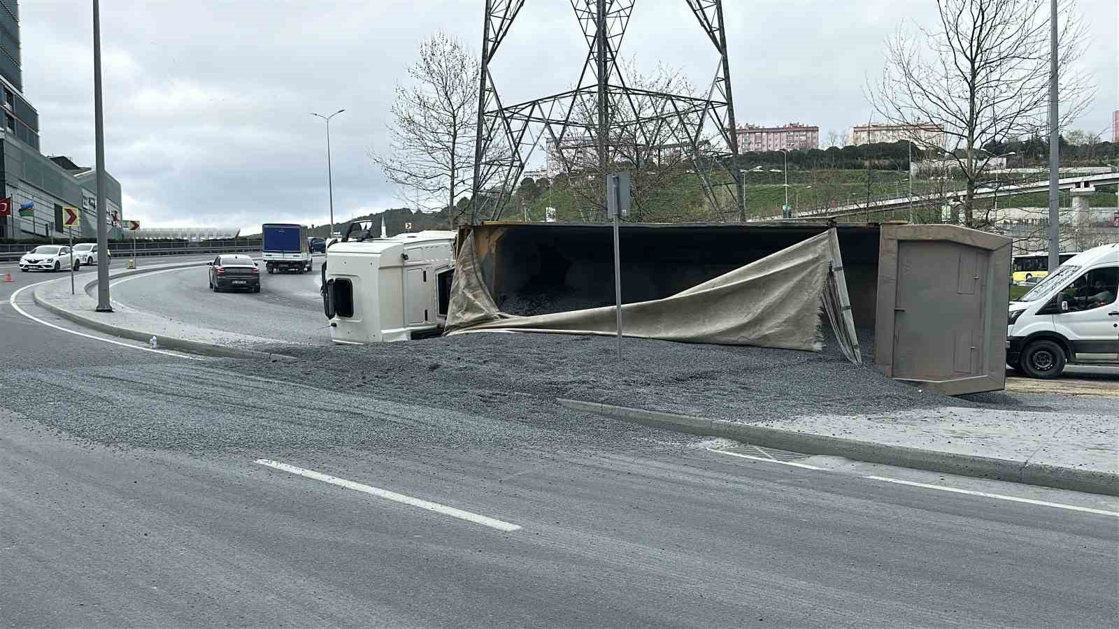 sariyerde hafriyat kamyonu devrildi surucu yaralandi 3 WWG7g2K4
