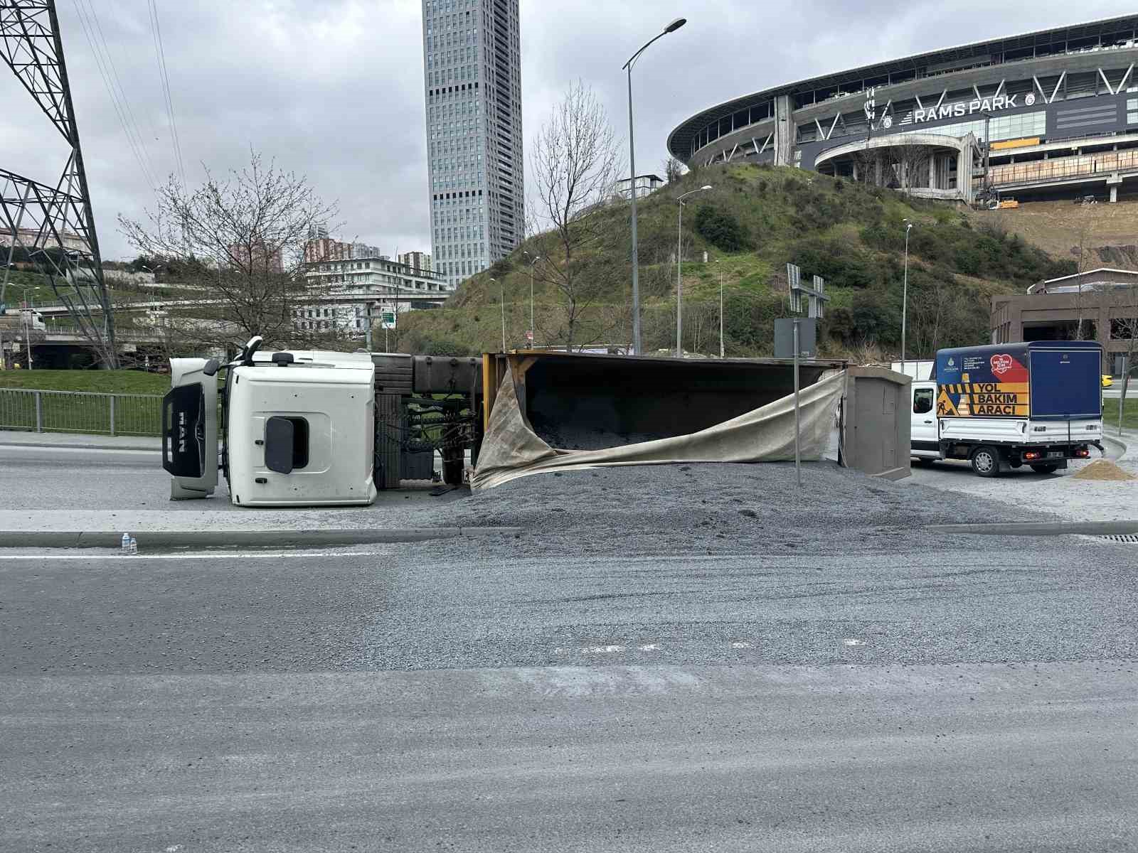 sariyerde hafriyat kamyonu devrildi surucu yaralandi 4 8j8E8N7h