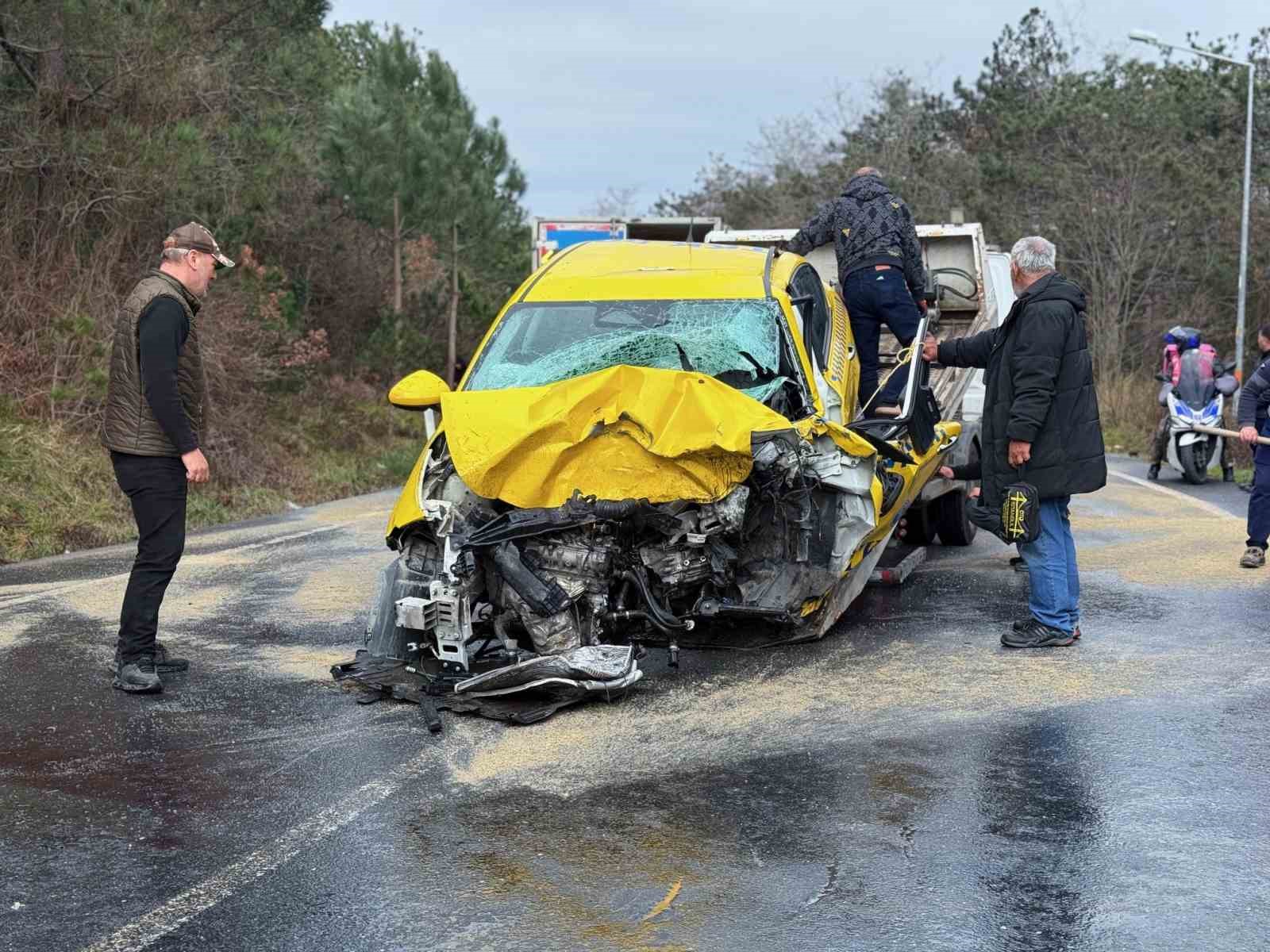 Sarıyer’de hatalı sollama zincirleme kazaya neden oldu: 1 ölü, 4 yaralı 4 sariyerde hatali sollama zincirleme kazaya neden oldu 1 olu 4 yarali 0 rzB2f4hz
