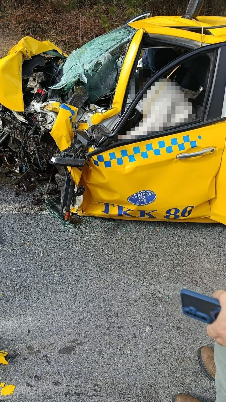 Sarıyer’de hatalı sollama zincirleme kazaya neden oldu: 1 ölü, 4 yaralı 8 sariyerde hatali sollama zincirleme kazaya neden oldu 1 olu 4 yarali 4 KXjJ76Lg