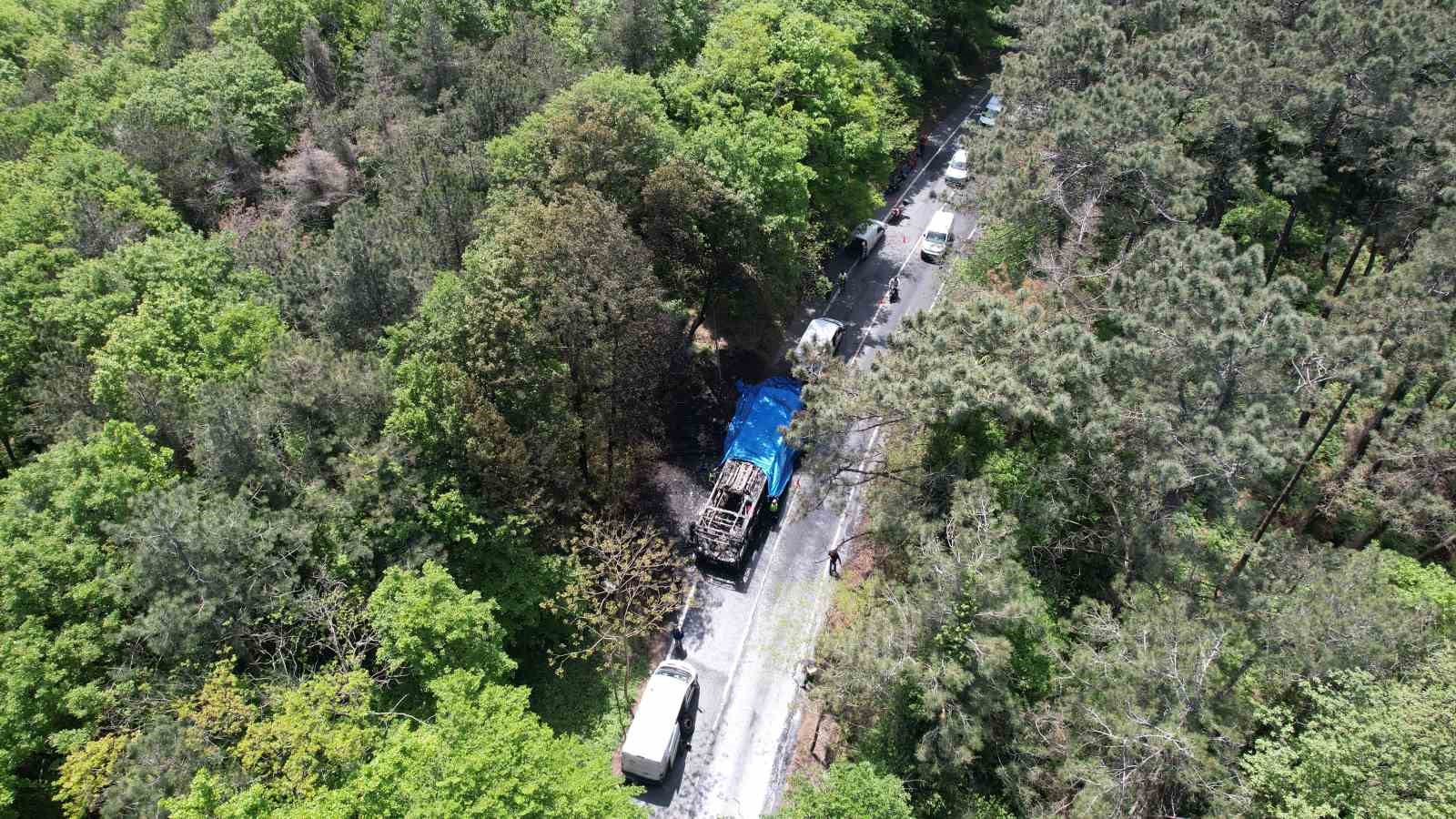 sariyerde iett otobusu alev topuna dondu kullanilamaz hale gelen arac havadan goruntulendi 0 jp2aqPq1