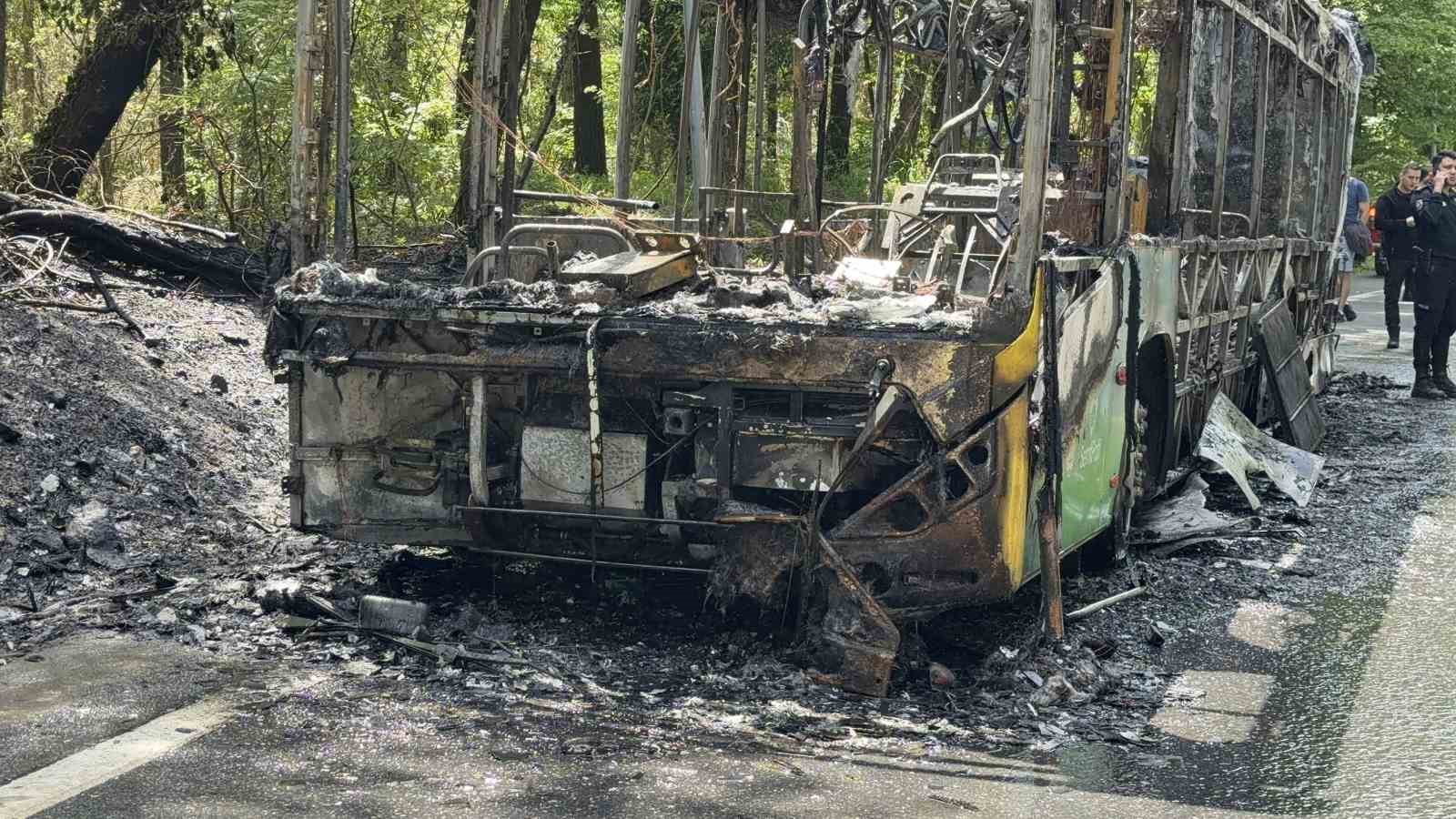 sariyerde iett otobusu alev topuna dondu kullanilamaz hale gelen arac havadan goruntulendi 1 UTi5KMON