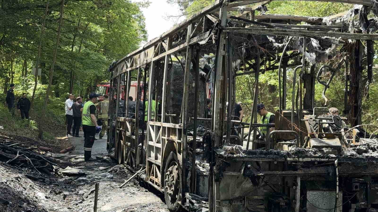 sariyerde iett otobusu alev topuna dondu kullanilamaz hale gelen arac havadan goruntulendi 2 PyTVdMUO
