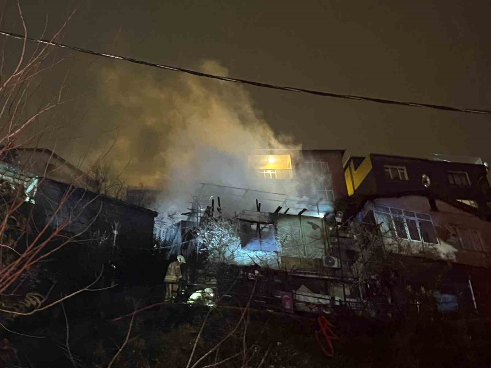 sariyerde iki gecekondu alev alev yandi 6 yarali 5 6XldPNeI