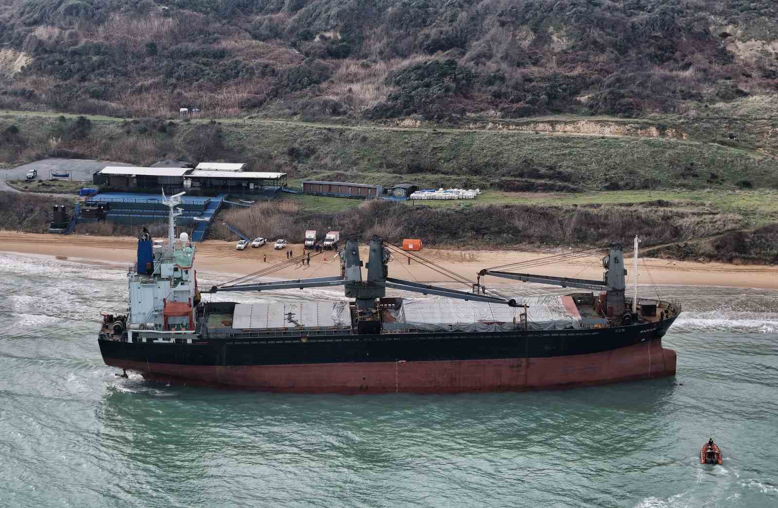 sariyerde karaya oturan gemide dalgiclar hasar tespiti yapiyor 0