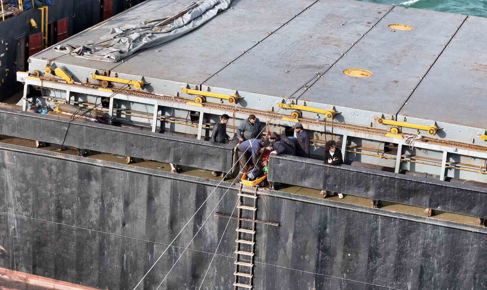 sariyerde karaya oturan gemiyi kurtarma calismalari suruyor 5 qZ5BNfkY