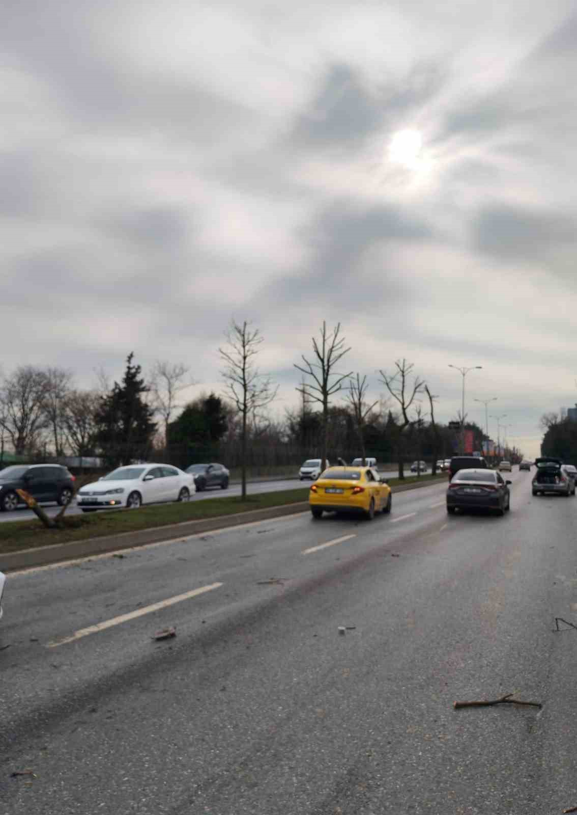 Sarıyer’de kontrolden çıkan otomobil karşı şeritteki araçla çarpıştı: Kaza anı kamerada 4 sariyerde kontrolden cikan otomobil karsi seritteki aracla carpisti kaza ani kamerada 0 a3WKWPJ8