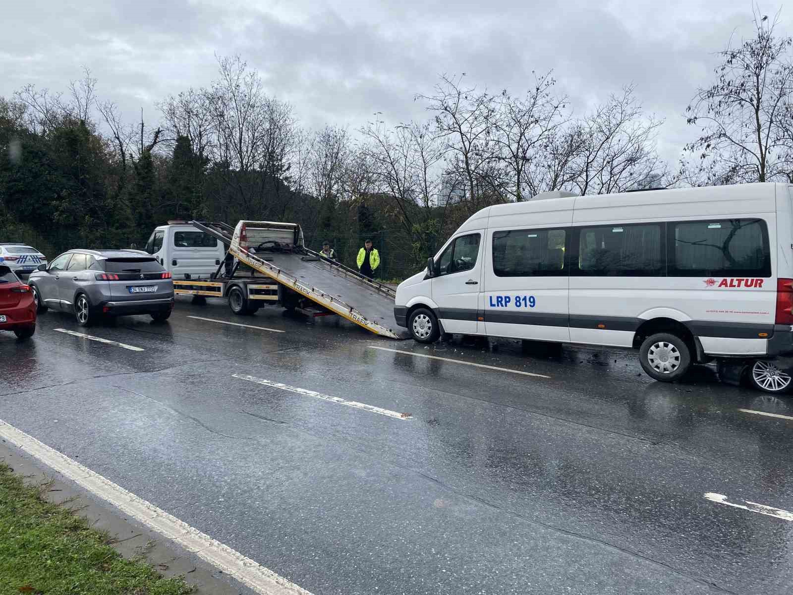 Sarıyer’de kontrolden çıkan otomobil servis aracının altına girdi: 1 yaralı 6 sariyerde kontrolden cikan otomobil servis aracinin altina girdi 1 yarali 2 hb1nbQqt
